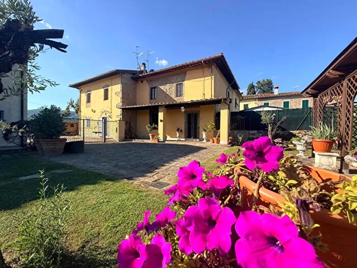 Casa in vendita in Via Montebuono, Pistoia