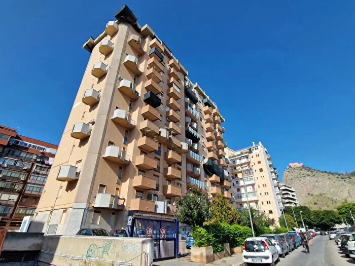 Appartamento trilocale in vendita in Via Aloisio Juvara, Palermo