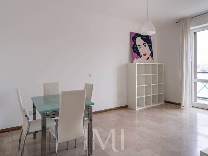 Appartamento trilocale in affitto in Alzaia Naviglio Pavese, Famagosta, Milano