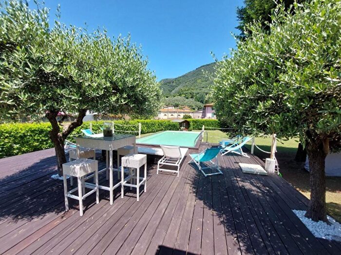 Casa con 9 locali in affitto in Camaiore