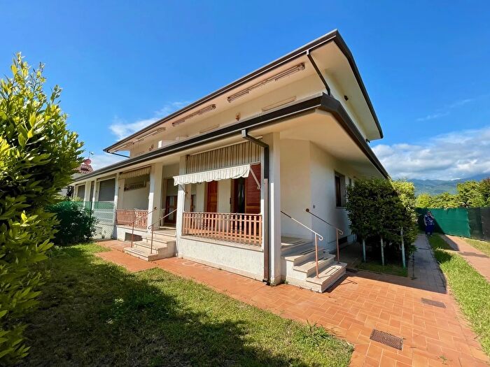 Casa con 11 locali in vendita in Via Pisacane Snc, Pietrasanta