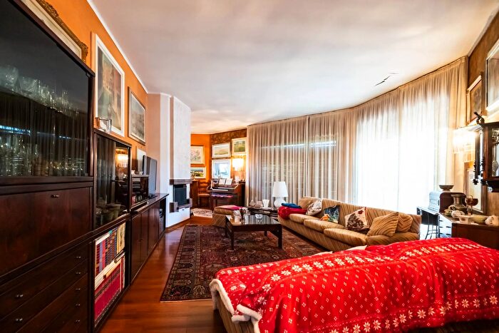 Casa con 7 locali in vendita in Via Monte Santo, Albizzate