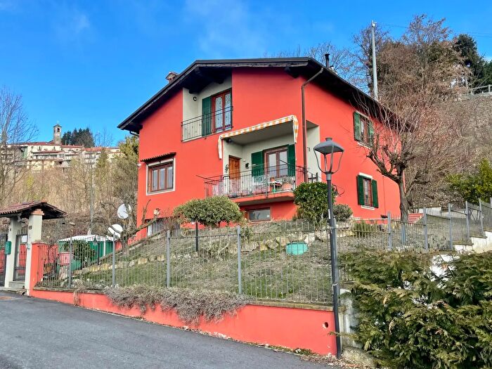 Casa con 7 locali in vendita in Via Arezzana, Mombarcaro