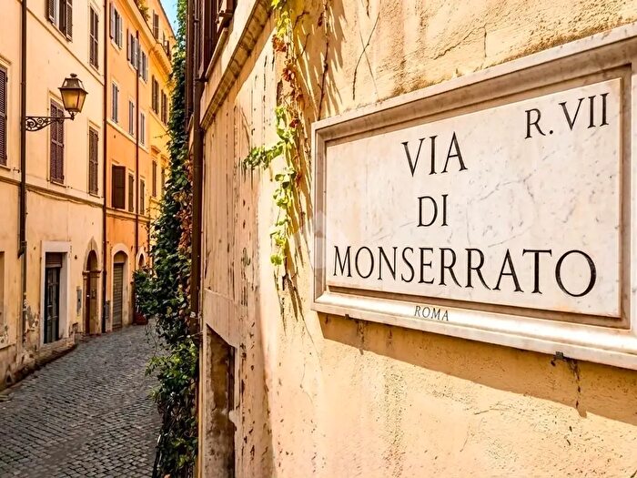 Appartamento trilocale in vendita in Via di Monserrato, Roma