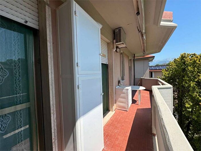 Appartamento quadrilocale in affitto in Marina di Massa Centro, Massa