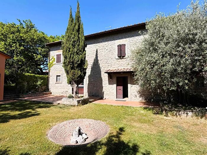 Casa con 11 locali in vendita in Strada Pian del Cerro, Viterbo