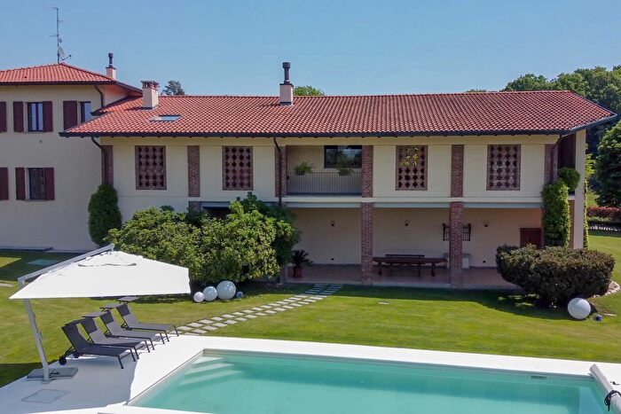 Casa con 17 locali in affitto in Via Cascina Mirabello, Venegono Superiore