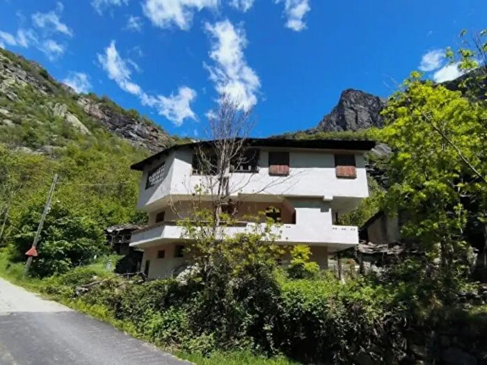 Casa con 6 locali in vendita in Locana
