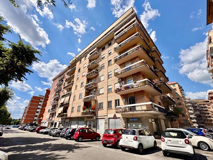 Appartamento trilocale in vendita in Via Ugo Pesci, Roma