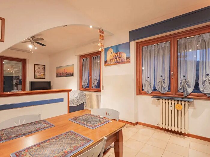 Appartamento trilocale in vendita in Via Monte Pasubio, Arona