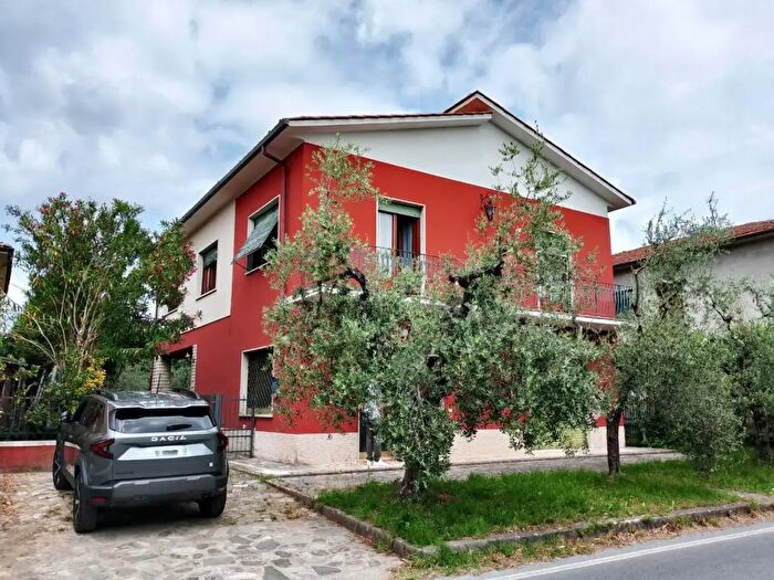 Casa con 5 locali in vendita in Lucca