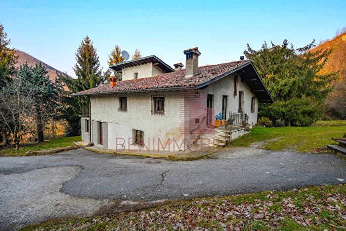 Casa con 12 locali in vendita in Località Caserole, Caino