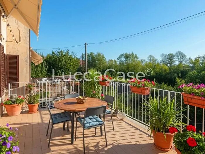 Casa con 12 locali in vendita in Lucca