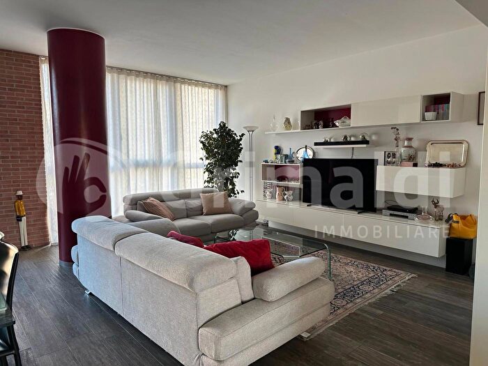 Appartamento con 5 locali in vendita in Piazza Insurrezione, Padova