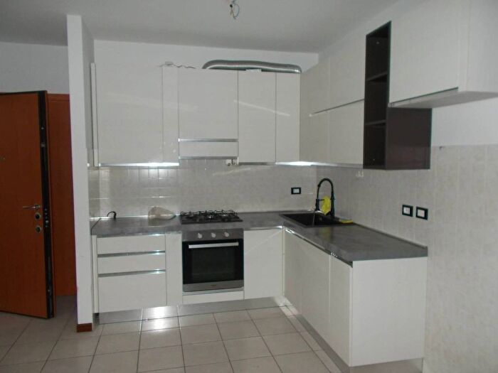 Appartamento trilocale in affitto in Via Monte Grappa, Centro, Caronno Pertusella