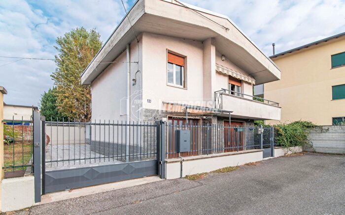 Casa trilocale in vendita in Via Alessandro Manzoni, Gorla Minore