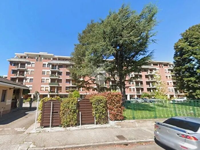 Appartamento trilocale in vendita in Via Crespi, Novara
