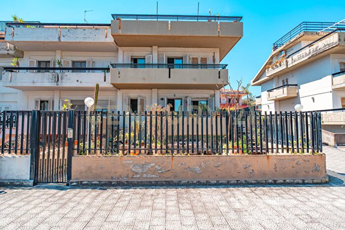 Casa con 9 locali in vendita in Via G Pezzana, Aci Castello