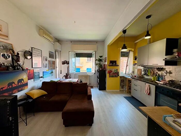 Appartamento con 5 locali in vendita in Via Coronata, Genova