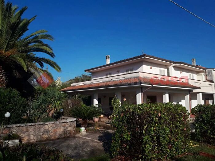 Casa con 5 locali in vendita in Via Collecedro Snc, Cervaro