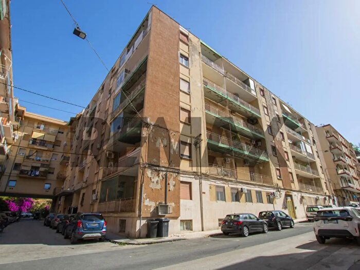 Appartamento con 6 locali in vendita in Via Po, Siracusa