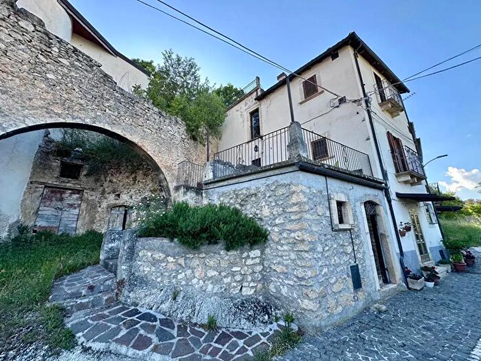Casa con 5 locali in vendita in Via Porta Villotta, Navelli
