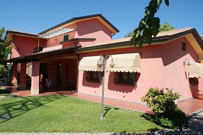 Casa con 8 locali in vendita in Castelnuovo Magra