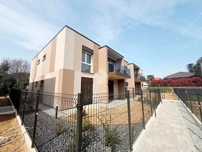 Appartamento trilocale in vendita in Via ai Caduti di Nassirya, Rovellasca