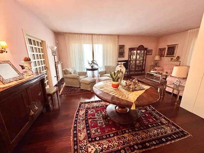 Casa con 10 locali in vendita in San Miniato