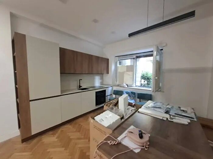 Appartamento trilocale in affitto in Via Francesco Crispi, Napoli