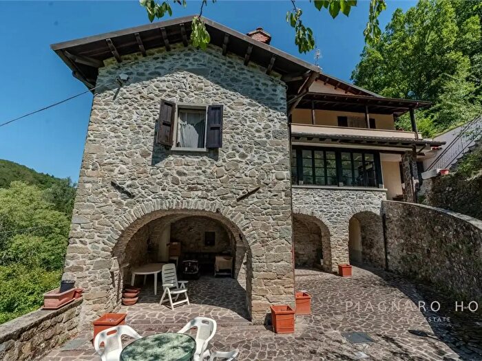 Casa con 10 locali in vendita in Pontremoli