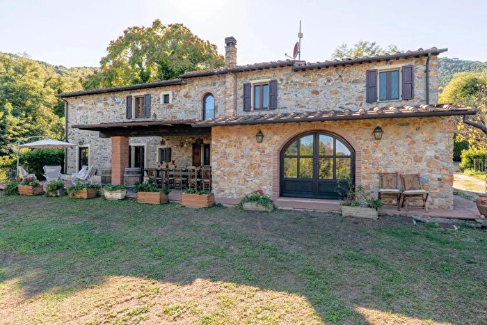 Casa con 8 locali in vendita in Via Panicale Buti, Buti