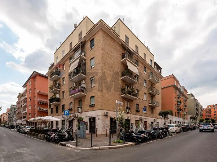 Appartamento bilocale in vendita in Via Lucrino, Roma