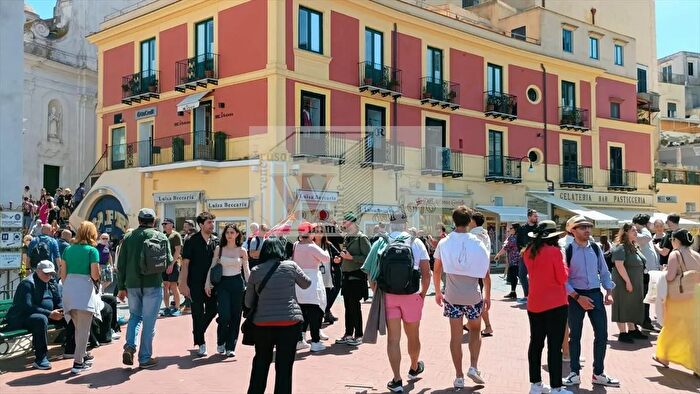 Appartamento bilocale in vendita in Via Dalmazio Birago, Capri