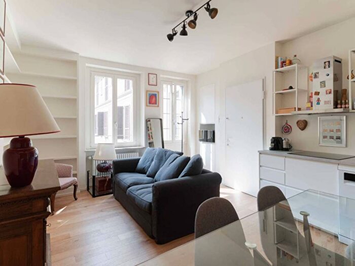 Appartamento trilocale in affitto in Via Rovello, Duomo, Milano