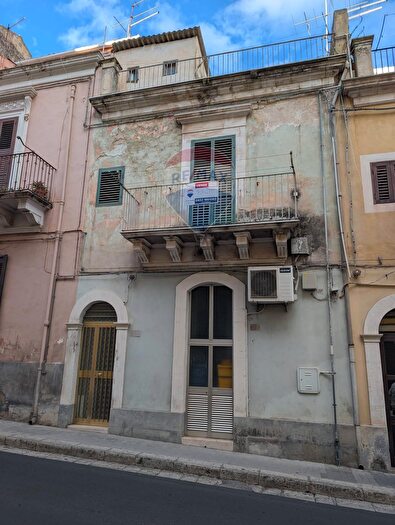 Casa quadrilocale in vendita in Via Giovanni Meli, Ragusa