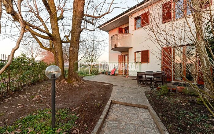 Casa bilocale in vendita in Via Villanova, Vimercate