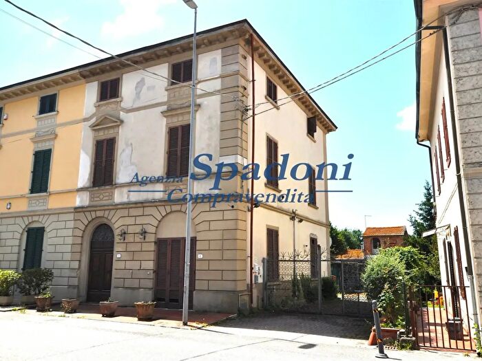 Casa con 10 locali in vendita in Fucecchio