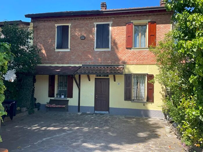 Casa con 5 locali in vendita in Via Emilia Levante, Imola