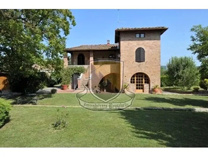 Casa con 9 locali in vendita in Sovicille