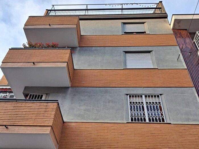 Appartamento trilocale in affitto in Via Achille Maiocchi, Morgagni, Milano