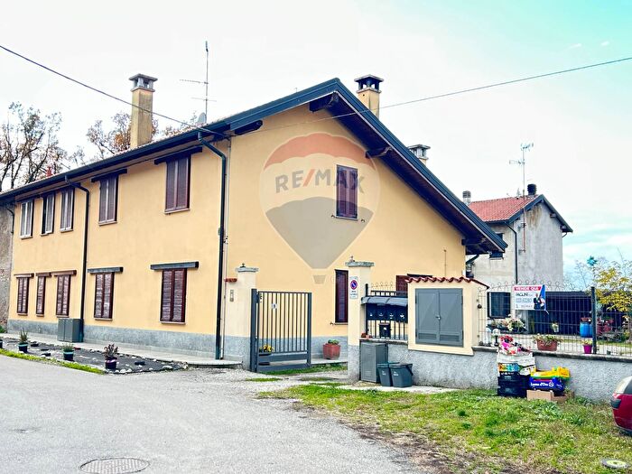 Casa con 11 locali in vendita in Turbigo