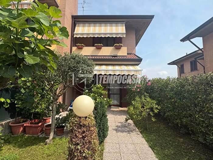 Casa trilocale in vendita in Via Sole delle Alpi, Lazzate