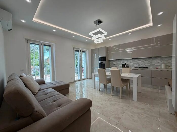 Appartamento trilocale in vendita in Via Niobe, Roma