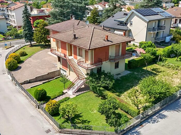 Casa con 8 locali in vendita in Via della Pace, Urbania
