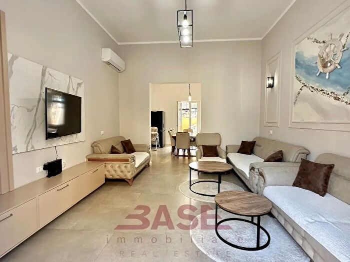 Appartamento con 6 locali in vendita in Via Reno, Cecina