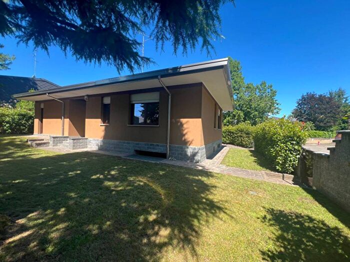 Casa quadrilocale in affitto in Viale Sempione, Centro, Arese