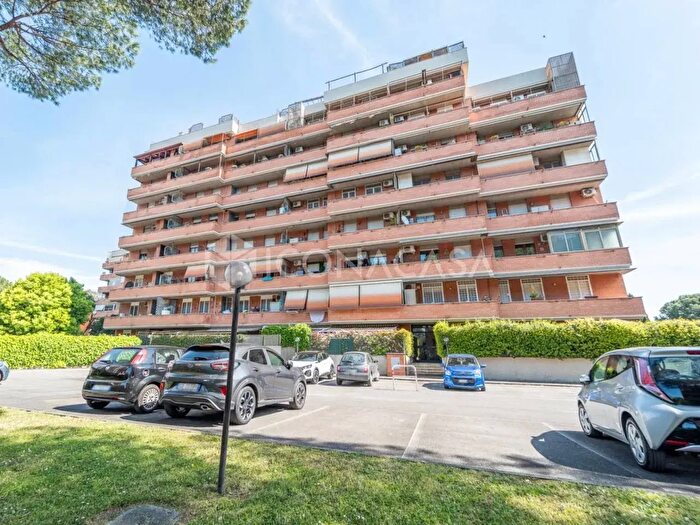 Appartamento trilocale in vendita in Via Pellaro, Roma