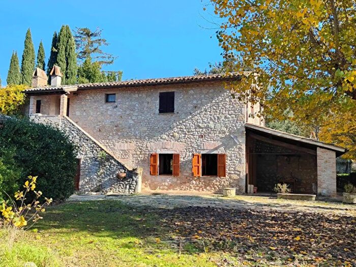 Casa con 8 locali in vendita in Vocabolo Raggio, Massa Martana