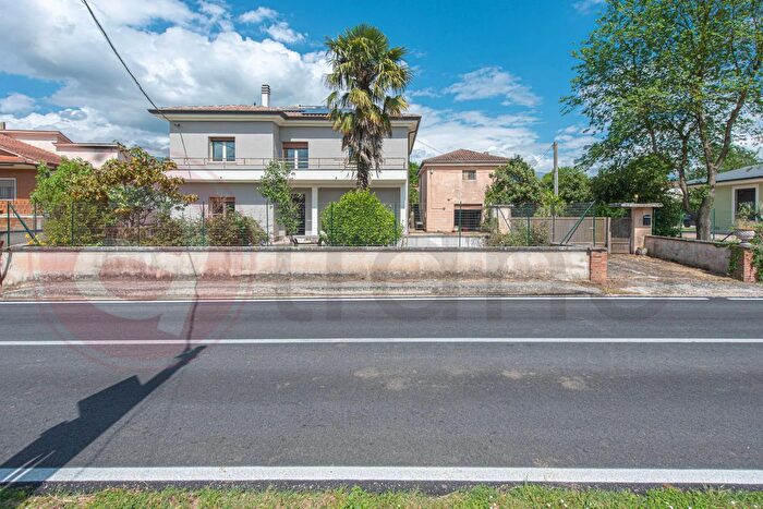 Casa con 17 locali in vendita in Via San Leonardo Snc, Casalvieri